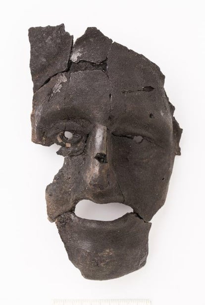 A terracotta mask found in La Cabañeta.