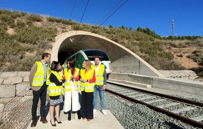 La secretaria de Estado de Mitma, Isabel Pardo de Vera, visitó en Vallada (Valencia) el inicio de las pruebas del tren de Adif en el tramo entre Xàtiva y el nudo de La Encina.