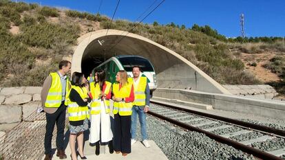La secretaria de Estado de Mitma, Isabel Pardo de Vera, visitó en Vallada (Valencia) el inicio de las pruebas del tren de Adif en el tramo entre Xàtiva y el nudo de La Encina.