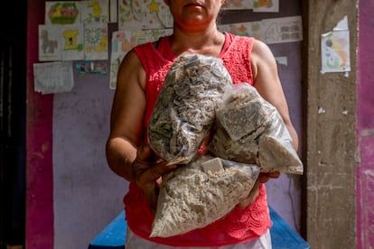 dueños del cultivo, procesan la hoja de coca y sacan la pasta base por kilos