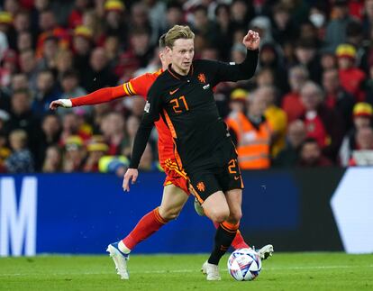 Frenkie de Jong conduce la pelota ante Harry Wilson en Cardiff.