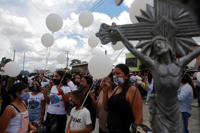 Familiares y amigos sostienen globos blancos en el funeral Yoimar Muñoz, una de las víctimas de una masacre en la provincia del Cauca, en Popayán (Colombia).