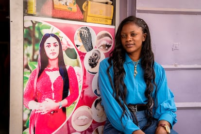 Katy Diokh abrió Tyka Fashion en 2017 en el barrio de Grand Yoff en Dakar. “Imprimí esta foto mía para promocionar mi salón de belleza y peluquería en el barrio. Me gusta mucho ver esta foto y me veo muy guapa con la piel blanca”, comenta la propietaria del local, orgullosa de su foto en la que aparece irreconocible. “Usé productos para aclarar mi piel una temporada, pero eso fue hace tiempo. Lo dejé cuando descubrí que no era bueno para mi piel”, afirma convencida.