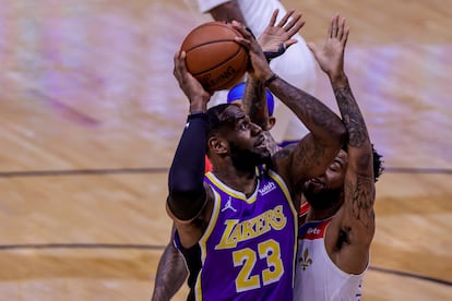 LeBron James lanza pese a la oposición de Marshall durante el partido Lakers-Pelicans.