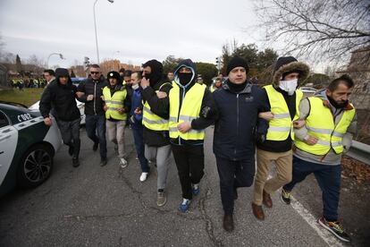 El sector, que durante años ha vivido amparado por un sistema regulado, se revuelve ahora contra la aparición de las nuevas plataformas digitales de transporte, cuyo uso se extienden por todo el mundo.