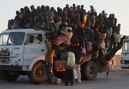 15 de abril. Trabajadores de Nigeria, Gana y otros países suben a un camión para que les saque de la ciudad de Misrata, donde se registran los mayores combates entre rebeldes y leales a Gadafi.