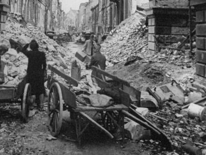 Ciudadanos alemanes en Berl&iacute;n en 1945 .