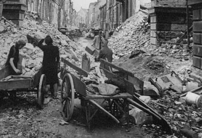 Ciudadanos alemanes en Berl&iacute;n en 1945 .