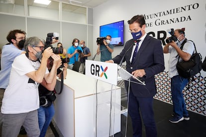 Luis Salvador, entonces alcalde de Granada, en una rueda de prensa en junio.