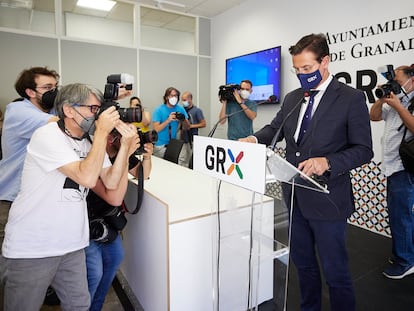 Luis Salvador, entonces alcalde de Granada, en una rueda de prensa en junio.