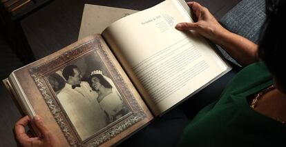 Minou Tavárez sostiene el libro con una fotografía de sus padres.