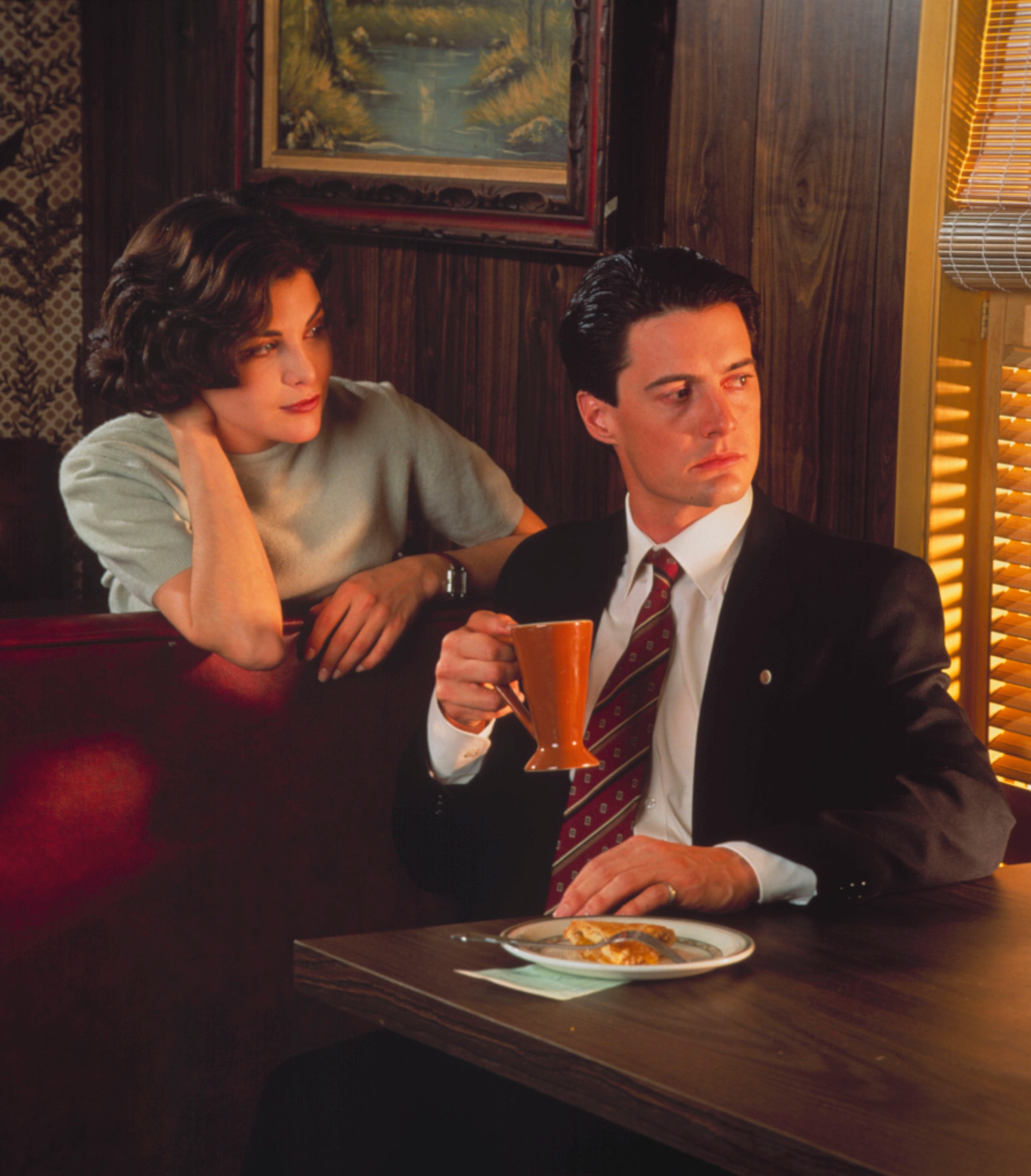 Kyle MacLachlan con Sherilyn Fenn como el agente Cooper de Twin Peaks (1990).