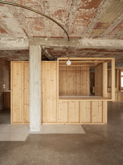 Las habitaciones de Can Gabriel están separadas por tabiques de madera que no llegan al techo.