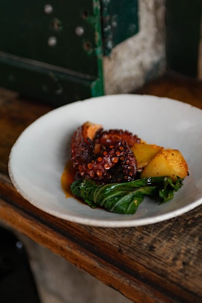 El pulpo de Camariñas con patatas y grelos, uno de los platos actuales del restaurante Abastos 2.0.