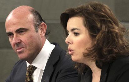 Deputy Prime Minister Soraya S&aacute;enz de Santamar&iacute;a and Economy Minister Luis de Guindos on Friday morning. 