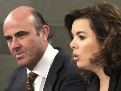 Deputy Prime Minister Soraya S&aacute;enz de Santamar&iacute;a and Economy Minister Luis de Guindos on Friday morning. 