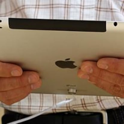 Una persona comprueba el funcionamiento de un iPad, la tableta de Apple.