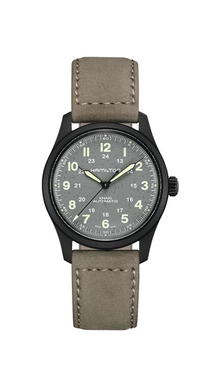 
Hamilton se distinguió por crear relojes resistentes y fiables para las fuerzas armadas durante el siglo XX. Un legado que pervive en el nuevo Khaki Field Titanium Automatic, un modelo diseñado para la acción de los héroes modernos.
 Precio:  945 euros.