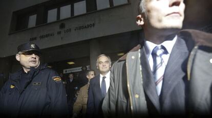 El vicesecretario de Estudios del PP, Esteban Gonz&aacute;lez Pons, a la salida de los juzgados de Plaza de Castilla en Madrid el 19 de marzo.