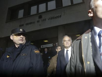 El vicesecretario de Estudios del PP, Esteban Gonz&aacute;lez Pons, a la salida de los juzgados de Plaza de Castilla en Madrid el 19 de marzo.