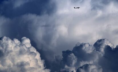 Una avioneta vuela entre cúmulos nubosos en Apfeltrang (Alemania).