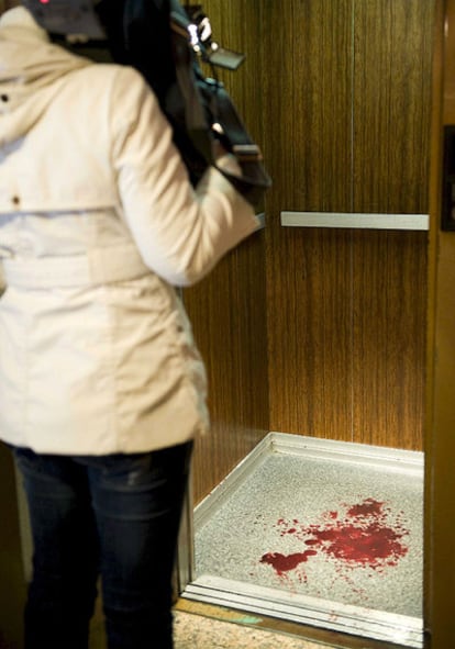 Restos de sangre en el ascensor del edificio de viviendas de Barakaldo donde se ha producido el crimen.