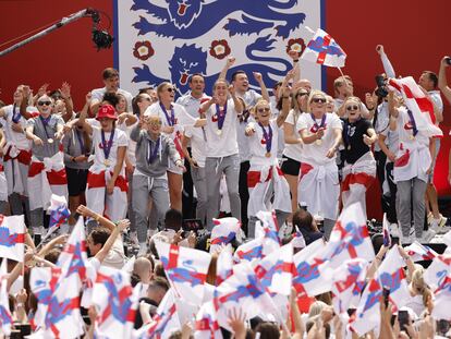 La selección inglesa festeja junto a los aficionados la consecución de la Eurocopa femenina.