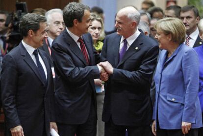 José Luis Rodríguez Zapatero saluda a Yorgos Papandreu en presencia de Nicolas Sarkozy y Angela Merkel, ayer en Bruselas.