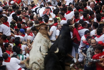 Corredores y toros atrapados a la entrada de la plaza, en 2013.