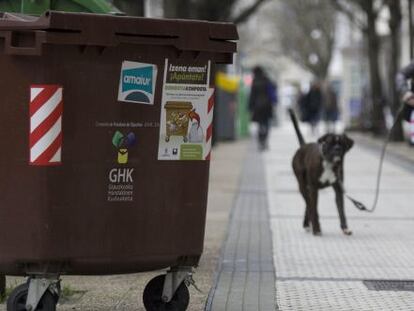 Un contenedor para la recogida de materia orgánica en una calle de San Sebastián.