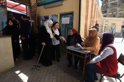 Ambiente electoral, en un centro electoral de El Cairo, el 26 de marzo.