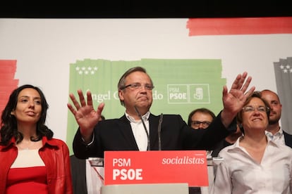 El candidato socialista al Ayuntamiento de Madrid, Antonio Miguel Carmona, en rueda de prensa en el Círculo de Bellas Artes.