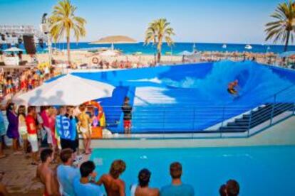 Una piscina para surfear en el hotel Sol Wave House de Mallorca.