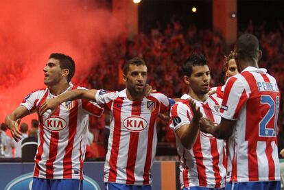 Los jugadores celebran el gol de Reyes, después vendría el de Simao.