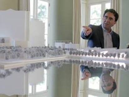 En la imagen, el arquitecto español Santiago Calatrava, encargado de la construcción del intercambiador de transportes del World Trade Center, en Nueva York. EFE/Archivo