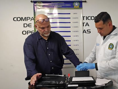 El exjefe paramilitar Salvatore Mancuso durante su registro de entrada tras ser deportado por los Estados Unidos, el 27 de febrero de 2024, en Bogotá (Colombia).