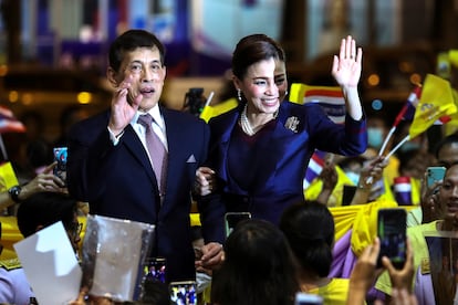 El rey de Tailandia Maha Vajiralongkorn y la reina Suthida en Bangkok.