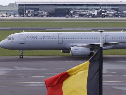 Un avi&oacute;n en el aeropuerto militar de Melsbroek, cerca de Bruselas (B&eacute;lgica). 