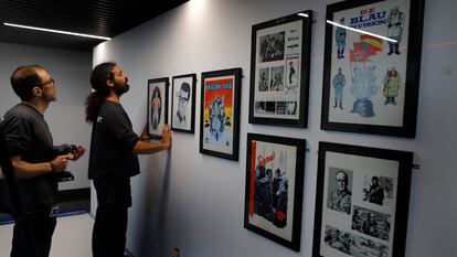 Preparativos en la exposición dedicada a Miguel Gallardo del Salón del Comic de Barcelona.