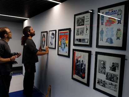 Preparativos en la exposición dedicada a Miguel Gallardo del Salón del Comic de Barcelona.