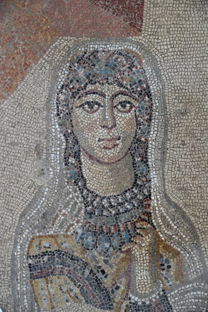 Detalla del mosaico que representa a Helena de Troya en el momento de ser raptada por Paris: el hecho costó una guerra.