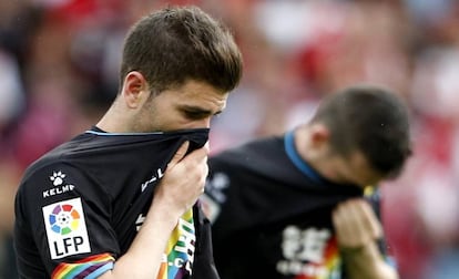 Los jugadores del Rayo se lamentan tras perder contra la Real Sociedad.