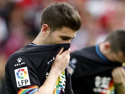 Los jugadores del Rayo se lamentan tras perder contra la Real Sociedad.