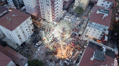 Varios efectivos de los equipos de rescate trabajan entre los escombros de un edificio derrumbado, este miércoles en Estambul (Turquía). El edificio de ocho pisos se derrumbó en el barrio de Kartal, causando la muerte de al menos una persona y sepultando bajo los escombros al menos a otras cuatro.