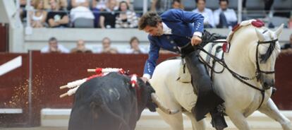 Hermoso de Mendoza, en un desplante al primer toro que lidió en Vitoria el pasado lunes.