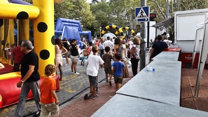 A la derecha, la barra alrededor de la que comenzaron los incidentes ayer por la tarde.