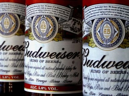 Tres botellines de Budweiser, una de las marcas del grupo AB InBev 