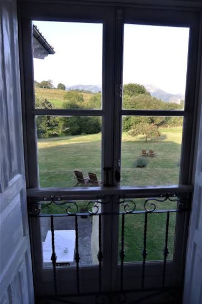 Vista de la sierra del Sueve desde una habitación del hotel El Gran Sueño (Piloña).