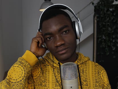 En el vídeo: 'Ya no hay miedo', interpretada por Gab y Txus Allen. En la imagen, Theo, de Ghana, durante una grabación del taller de música para el acompañamiento emocional.