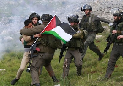 Soldados israelíes detienen a un palestino en la localidad de Burin, en Cisjordania, el 2 de febrero.